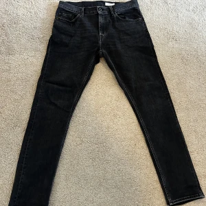 Tiger of Sweden jeans - Säljer mina gråa tiger of Sweden jeans i storlek 33/32. Jeansen är i modellen pistolero och är i ett jättebra skick, bara använt ett fåtal gånger! 