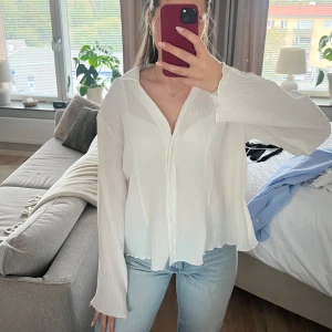Skjorta/ blus från NA-KD - Vit skjorta/ blus från NA-KD i storlek 34! Kommer inte till användning, som ny. Säljs för 180kr💕