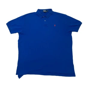Ralph Lauren piké blå - En fin Ralph Lauren piké i mycket fint skick i storlek Xl men kan passa L om man vill att den ska sitta lite lösare.