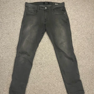 Gråa replay jeans - Storlek 34/30,gråa,inga hål eller fläckar och allmänt i bra skick. Köpt ganska nydligen för 1200kr.