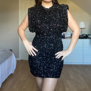 Klänning med paljetter och axelvaddar  - Har bestämt mig för att sälja dena otroliga klänning från Zara. Den har en dragkedja i ryggen, den är även stretchig. Stl är M, men jag har stl S och som ni ser passar den mig. Endast använd en gång! Ny pris 699kr. Sista bilden är lånad🖤