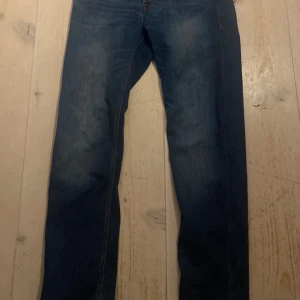 Blå Jack and Jones jeans  - Blåa Jack and Jones jeans. Storlek 30 32. Använda en gång. Säljer för de var för små. De är exakt som nya. Nypris 999