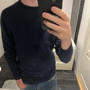 Cashmere tröja från John henric - Säljer min cashmere tröja från John henric som är i väldigt bra skick förutom pyttelite nopprig som cashmere och merinoull blir. Har du frågor eller liknande så skriv till mig här✌️