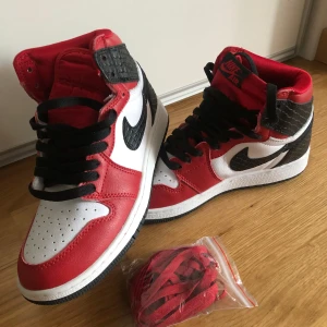 Nike sneakers - Helt nya och aldrig använda Nike Jordans sneakers i storlek 37,5 passar 37 med. 