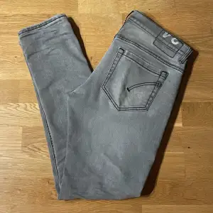 Dondup jeans i jätte fint skick, storlek 34 passar mindre. Hör av dig vid minsta fråga eller fundering!