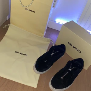 Axel Arigato  - Riktigt stiliga skor dom passar perfekt nu till hösten och vintern dom är 10/10 skick 😁 dom är även limited edition för dom tillverkas inte längre med kedja❗️Och original priset är 2250kr och allt og följer med: låda, påse, sko påse.