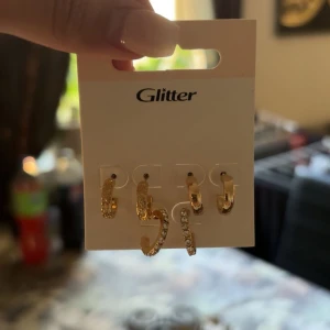 Glitter örhängen  - Säljer mina örhängen från glitter, helt oanvända💗