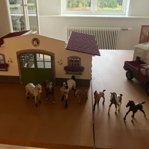 Schleich - hästar, stall, bil & transport  - Jag säljer ett stall, hästar och bil med tillhörande transport. Alla produkter från märket schleich och i väldigt bra skick! Perfekt julklapp/present! Skriv direkt vid intresse/frågor!   Nypris: Endast stallet och transporten kostar ca 2000 nytt. 