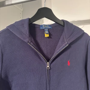 Ralph lauren zip hoodie  - Hej. Nu säljer jag min zip hoodie då den inte passar mig, den är i jätte bra skick, knappt använd 