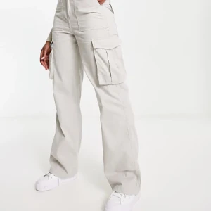 Bershka Cargopants - Säljer mina knappt använda cargo pants ifrån berhska, super fina å bekväma verkligen i bra skick, skriv om det är några funderingar 🎀💛