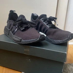 Adidas NMD R1 - Adidas NMD R1 i storlek 39 1/3 Använd fåtal gånger i bra skick😊