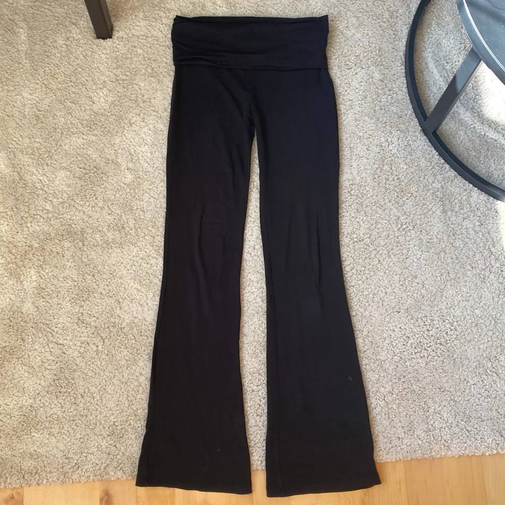 Ett par svarat yoga pants från Gina Young. Säljer eftersom de är för små. . Jeans & Byxor.