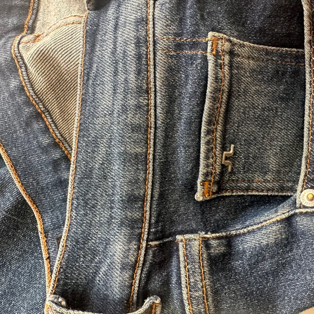 Ett par riktigt riktigt schyssta jeans från J.lindeberg .modellen är ”Jay” Slimfit . W31 L34. Fint skick. nypris 1500kr, köp för endast 349kr.  Fast pris gäller🤝. Jeans & Byxor.