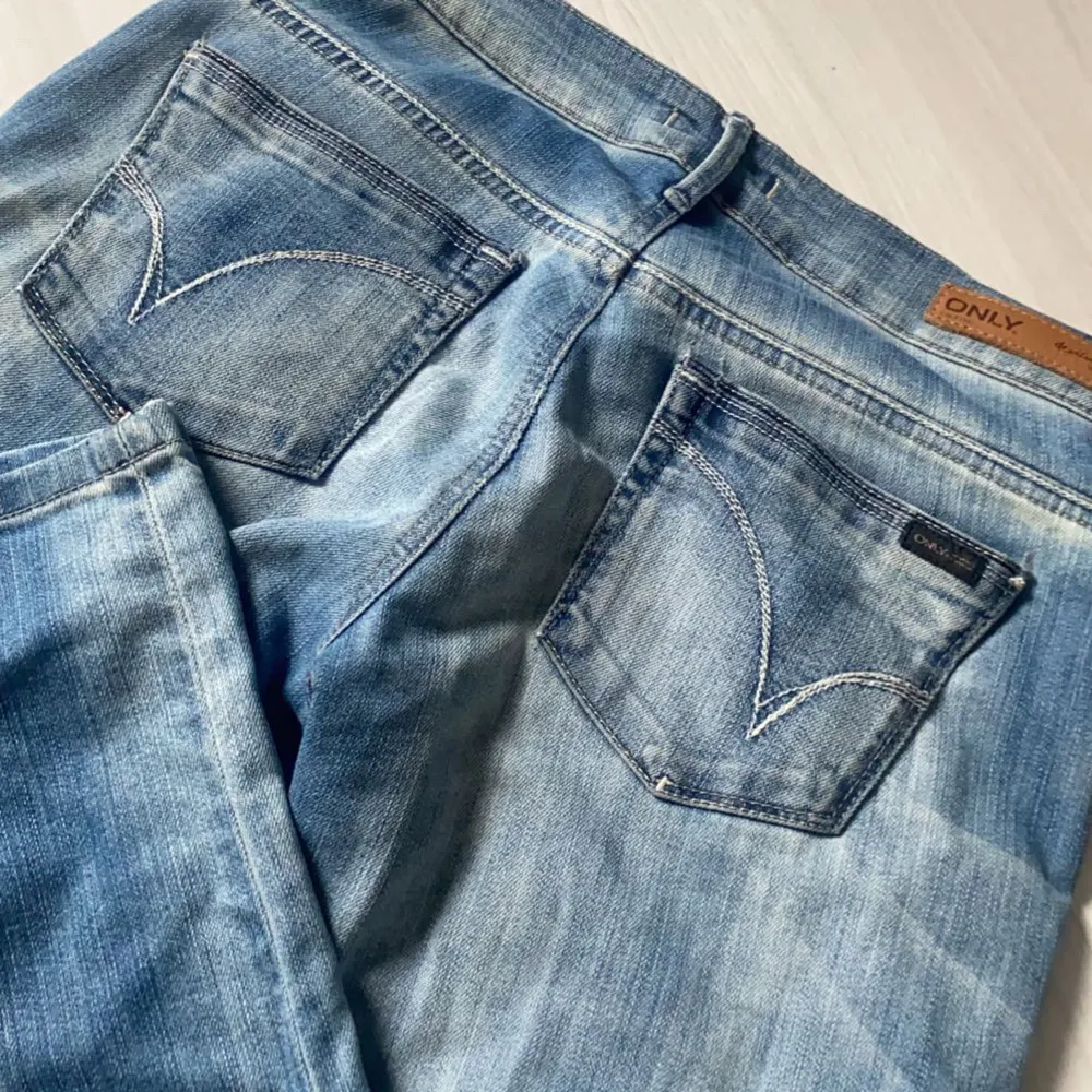 Säljer dessa då de inte använts längre. Har sytt om sjölv till Bootcut och gjort hålen. Storlek W29 L32 ❣️. Jeans & Byxor.