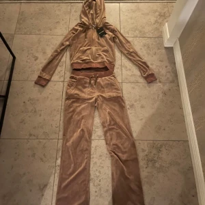 Juicy couture  - Juicy couture set original pris 2200 men säljs för 1100 kr. Färg acorn (säljs inte längre) koftan är i storlek xs och byxorna xxs. Kläderna är i väldigt bra skick