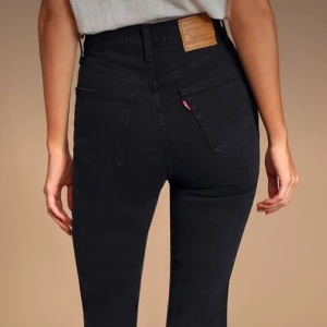 Levi’s Ribcage crop flare - W25 L28 - Supersnygga och i toppskick, då de är begränsat använda.  Inköpta för ca 1200kr.   Pris: 175kr / bud