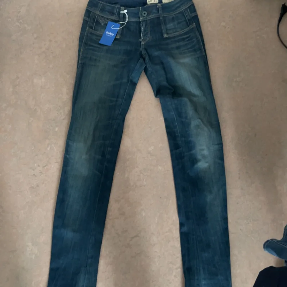 Aldrig använt, blåa, lågmidjade säljer pga har för mycket jeans. Jeans & Byxor.