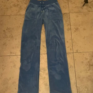 Juicy couture  - Juicy couture byxor i storlek xxs, köpta för 1200 men säljs för 550, byxorna är i jättebra skick dem har fläck längst ner på byxorna pågrund av regn (syns inte i verkligen) därför de låga priset