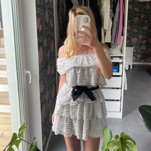 Zara volangklänning - Finaste Zara klänningen i storlek S! Det finns ett inbyggt band som man kan knyta runt midjan eller på baksidan. Klänningen är använd vid fåtal tillfällen och är superfint skick!💖