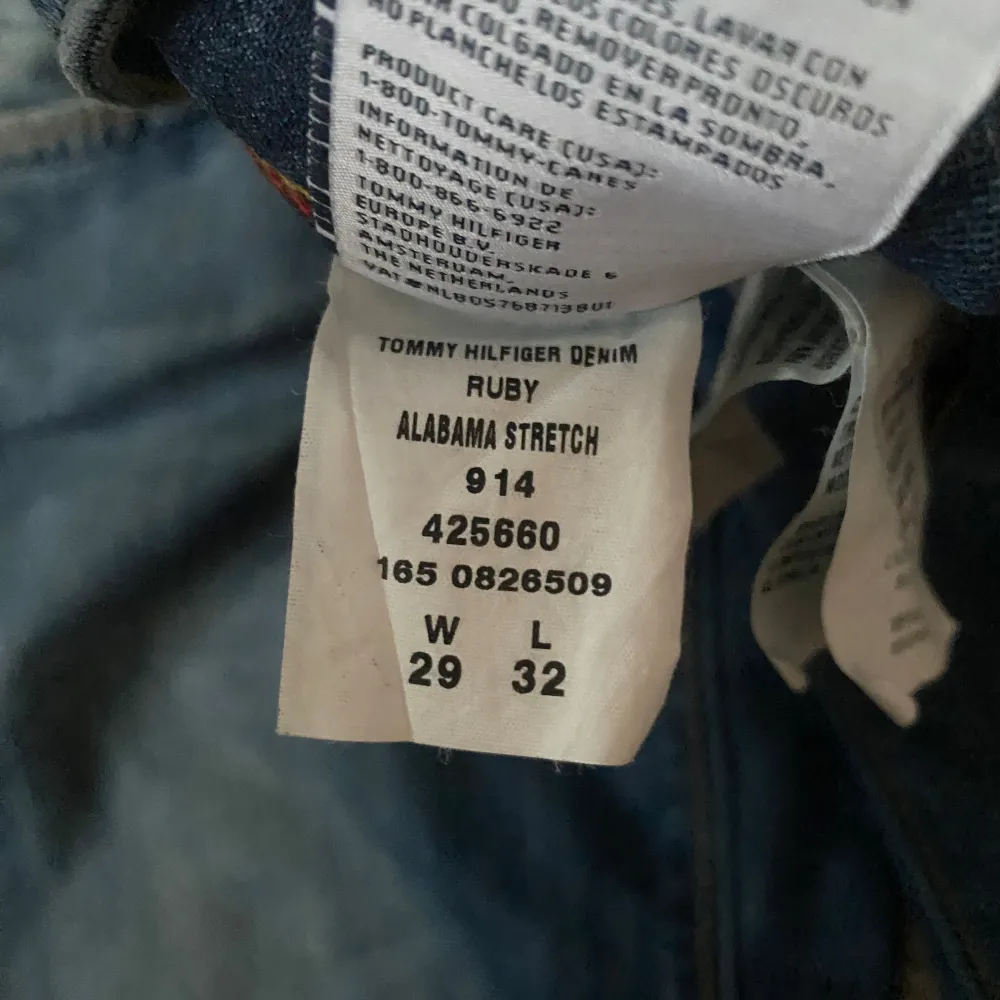 Så fina Tommy Hilfiger Jeans ungefär i modellen bootcut köpta på second hand. Ganska tajta i låren och lite smalare vid smalbenen men fårfarmare lite lösa ner så en blandning av straight och bootcut. Knappt använda av mig. Skriv privat för mer info❤️‍🔥. Jeans & Byxor.