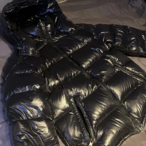 Moncler Maya  - Moncler maya köpt för knappt 1 år sedan, använd fåtal gånger. Storlek 2 vilket motsvarar S/M. Köptes för 10k säljer den för 6k. Pris kan diskuteras vid snabb affär, för fler bilder skriv privat ☺️
