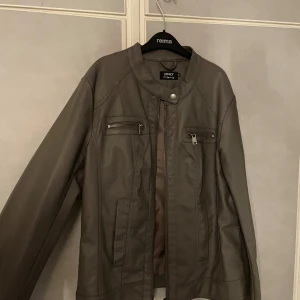 Skinnjacka - Skinnjacka från Only i strl 42 men passar mig som har S i jackor. Den är knappt använd och är som ny!💗