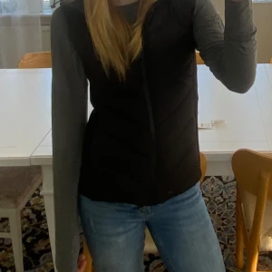 Zara väst  - Nu säljer jag min zara väst i storlek s💕 i ny skick, endast använd 2-3 gånger. 