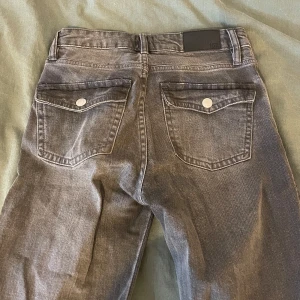 Lågmidjade jeans  - Lågmidjade grå jeans från lager 157