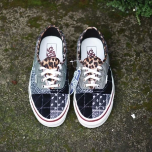 Vans Authentic 44 DX Patchwork Quilted Mix sneakers - Vans Authentic 44 DX Patchwork Quilted Mix sneakers i en unik design med olika tyger och mönster.  Snygga och bekväma skor som passar perfekt till vardags. I perfekt och oanvänd skick och passar riktigt bra till hösten 🐆🍂🖤