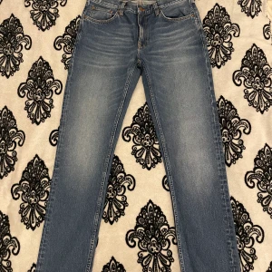 Nudie jeans  - Nudie jeans ”Gritty jackson” i strl 32/36  Bra skick  Priset går att diskuteras vid snabb affär  