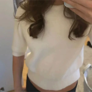 Stickad t shirt - Stickad t shirt från zara i storlek M men sitter som S