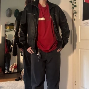 poco loco läderjacka  - Snygg läderjacka köpt secondhand som tyvärr blivit utbytt mot en anna och nu inte används längre söker nytt hem🎱📸