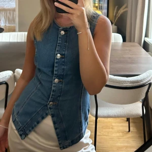 Denim topp gina tricot  - Denim topp/väst från ginatricot. Använd 1 gång 🩷 Kan tänka mig byta mot en storlek xs 