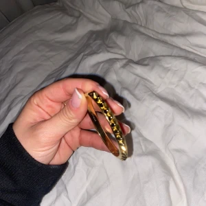 Edblad armband - Har ett fint men använt armband från Edblad i guld. Den är felfri, säljer pga att jag vill byta till silversmycken.