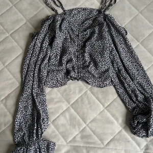 Blus - Säljer denna blus som är i ganska bra skick, jag har längre inte kvar prislappen så jag tror att storleken är xxs/xs. Den är blommig och har luftigt material💗💗