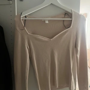 Xs hm  - Långärmad tröja aldrig använd i beige  Jätte söt  Som ny