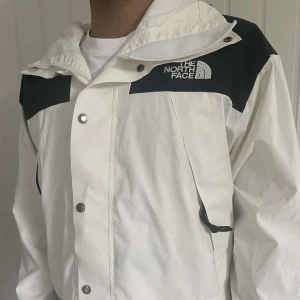 The nort face  - Regn jacka. Köpt för 7 månader sen. Ny kick inga skador. Storlek M. Vid snabb affär kan priset sänkas ner.