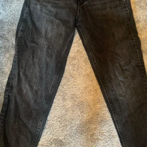 Svarta jeans - Säljer ett par svarta jeans i bra skick. De har en klassisk design med raka ben och en bekväm passform. Perfekta för både vardag och fest! Är i storlek 32 och är sanningsenlig i storlek. Kan skickas men då betalas en summa för frakt:) 