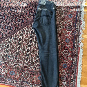 NYA Nudie Jeans Svarta Grim Tim 32/32 - Köpta i Maj 24 på Nk i Stockholm. Inga flaws alls eller andra tecken på användning, säljer då det är lite för tajta för min smak. Storlek 32/32