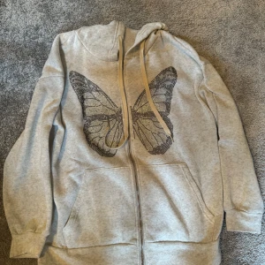 En sip hoddie  - Jag säljer nu denna sip hoddie då den inte används längre. Är i bra skick och utan några skador. Är köpt ifrån Shein och storlek xs men är lite overzised så passar S också. Tveka inte att höra av er om ni har några fler frågor:) 