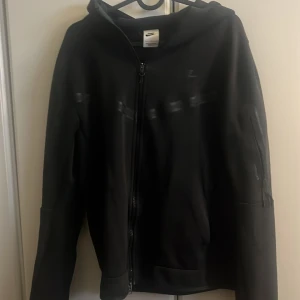 Tröja  - Hej säker min Nike tröja då inte den kommer till användning längre. St s på denna och sitter bra men har tappat lite färg, vill få bort den kan tänka mig 150kr för denna kom vid intresse 