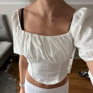 Vit blus storlek M - Vit blus från Gina Tricot. Storlek M.  Skick = oanvänd. (Prislapp sitter kvar)