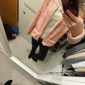 Rosa jacka - Fin rosa höstjacka/kofta. Storlek M men passar bra på mig som har st S💞