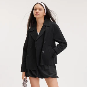 Trenchcoat från Monki - Säljer denna snygga svarta kappan från Monki, knappast använd, inga slitage, strl XXS, men passar mig som vanligtvis är en S. 300kr+frakt🤍