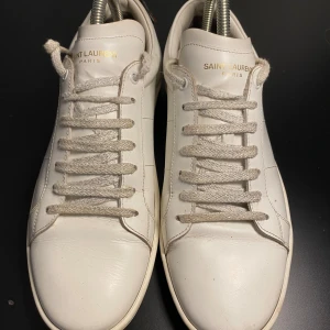 Saint Laurent Skor  - Hej! Säljer nu dessa SaintLaurent skor, storlek 42, skicket bedömer vi är använt utan skador , tveka inte på att höra av er vid frågor kring skorna! 