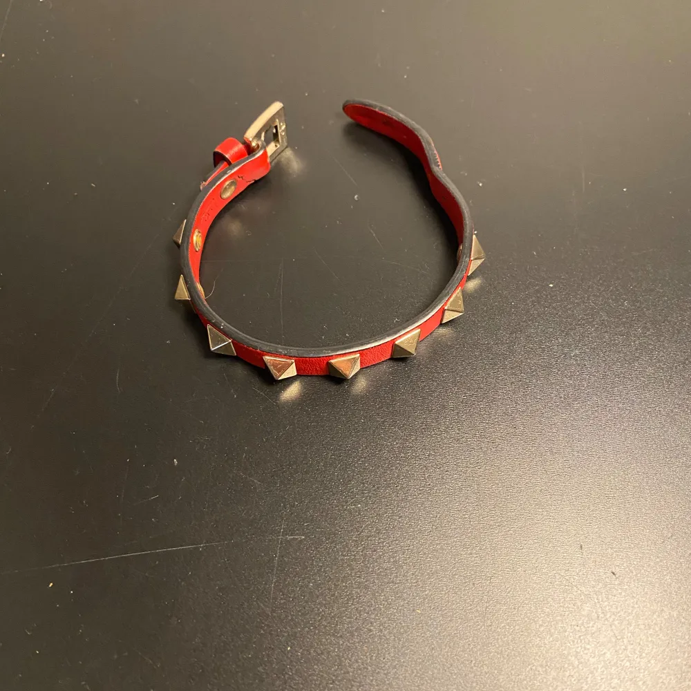 Hej! Säljer nu detta Valentino Armband one size, skicket bedömer vi är använt utan skador , tveka inte på att höra av er vid frågor kring skorna! . Accessoarer.