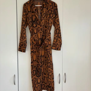 Höstklänning från Zara  - Stilig klänning från Zara, går till mitten på vaden på mig som är 163cm.  Storlek M, går att ändra passformen utefter smak med hjälp av bältet i midjan.