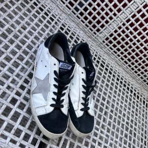 Golden Goose - Säljer nu mina golden goose som jag inte använder längre. De är i bra skick förutom under sulan som har blivit limmad som ni kan se på bild 3. Men de har fortfarande mycket kvar att ge. Inget OG följer med. Priset kan diskuteras.