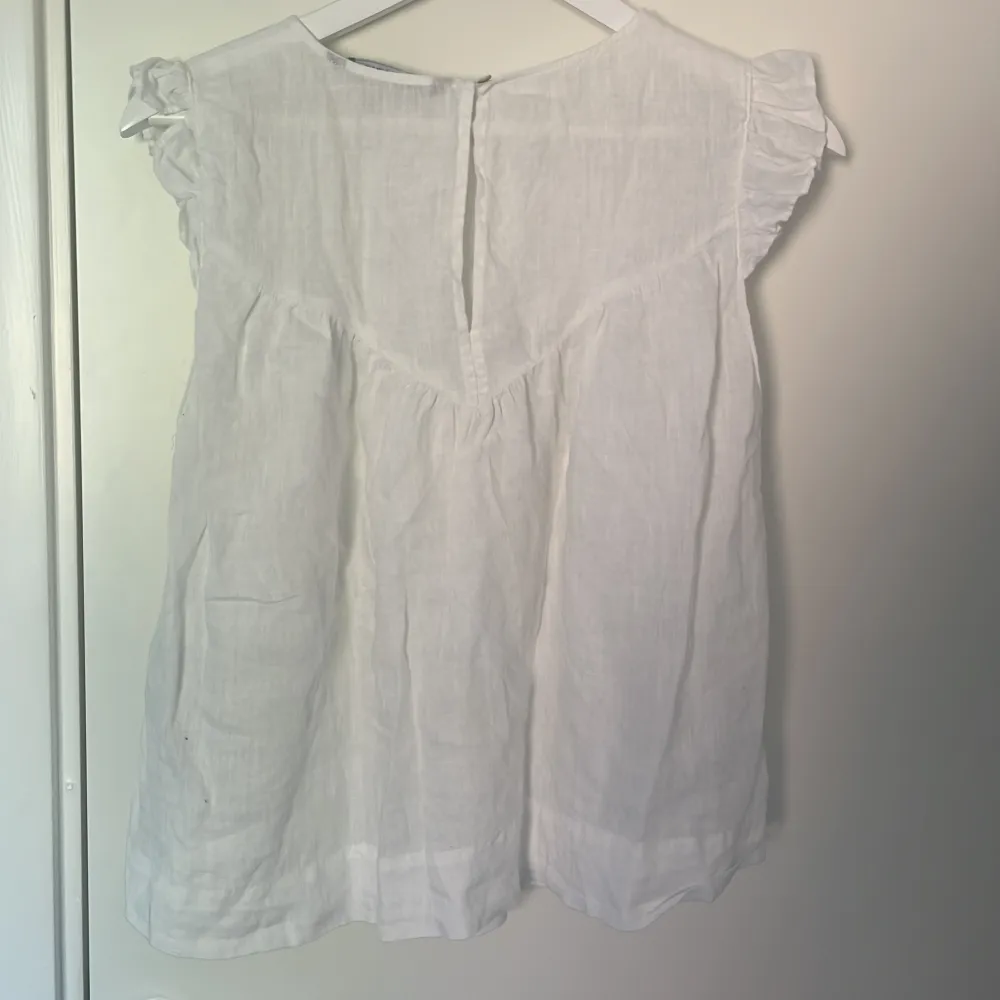 Supersöt topp från zara i 100% Linne . Puserot.