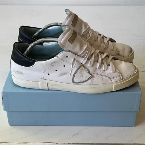 Philippe model  - Säljer ett par Philippe model i storlek 45 i bra skick box medföljer kom privat för fler bilder eller frågor Pris går att diskutera !  